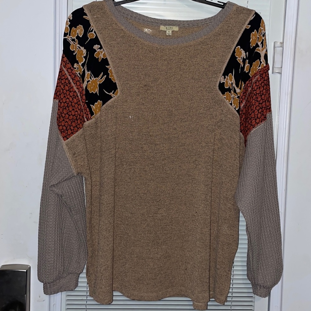 Tunic with flouncy sleeves